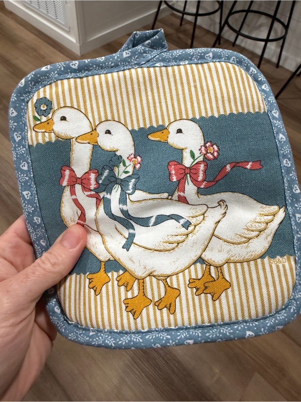Vintage Blue Bow Geese Pot Holder 1990s Blue Floral Striped Hanging Loop Kitchen - Picture 3 of 6